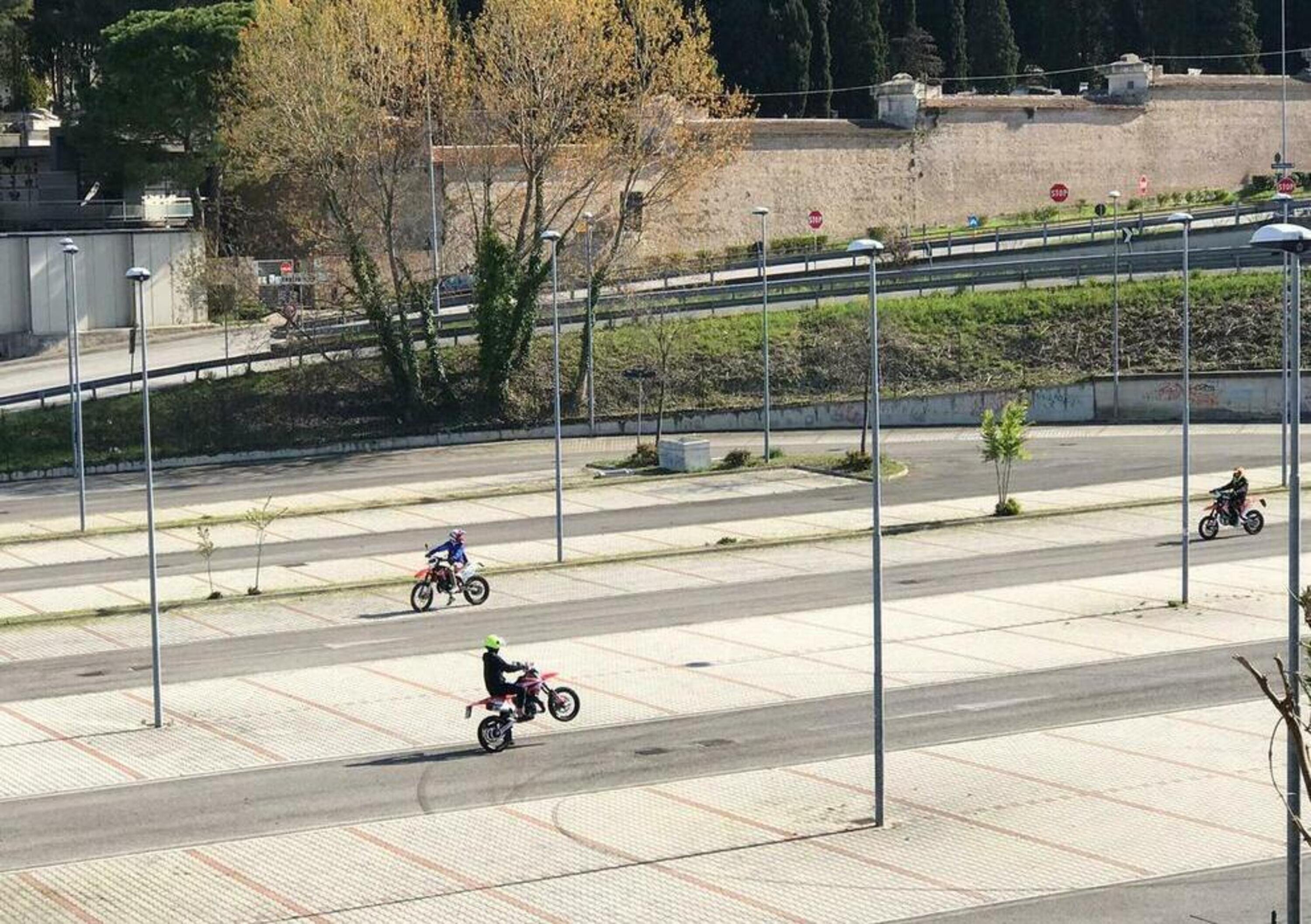 Ancona: gare di impennate in moto e scooter nel park del cimitero, in barba al Covid19