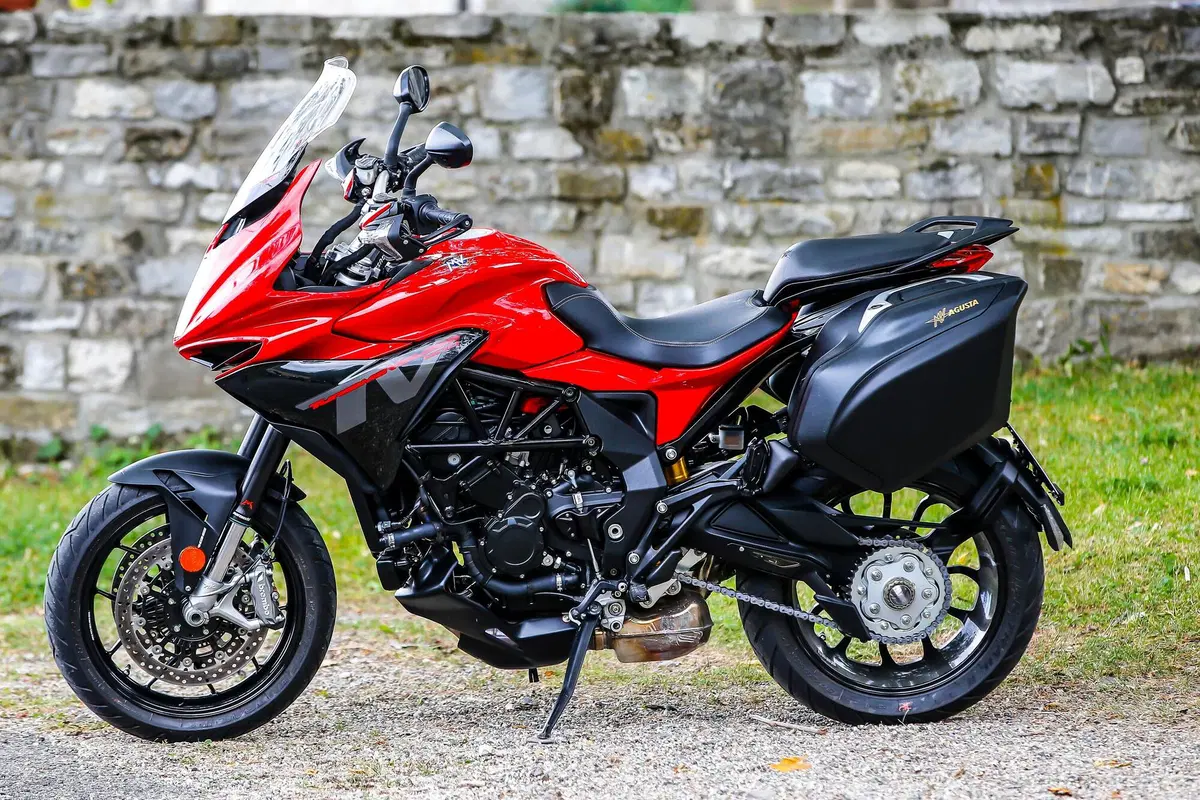 MV Agusta Turismo Veloce 800 Rosso. Fa bene al cuore e al portafogli
