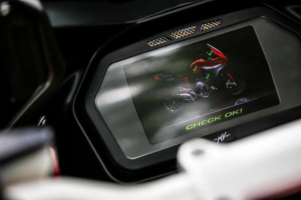 MV Agusta Turismo Veloce 800 Rosso. Fa bene al cuore e al portafogli (5)
