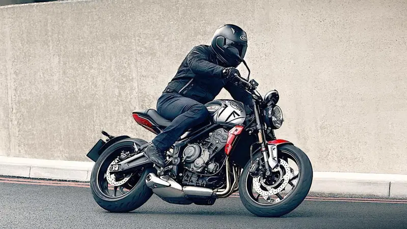 Le moto riprendono quota in UK. Alla spalle della R1250GS c'&egrave; la Trident 660