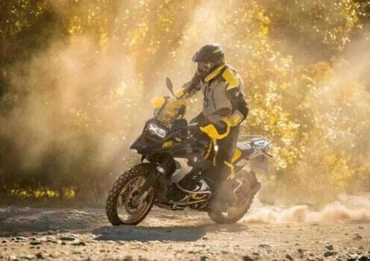 Le moto riprendono quota in UK. Alla spalle della R1250GS c'&egrave; la Trident 660