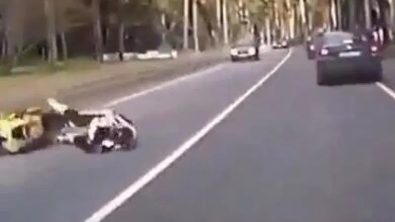 Moto crash: si pu&ograve; essere pi&ugrave; sfortunati? [VIDEO VIRALE]