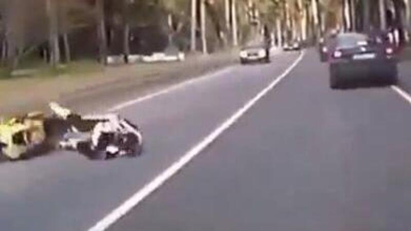 Moto crash: si pu&ograve; essere pi&ugrave; sfortunati? [VIDEO VIRALE]