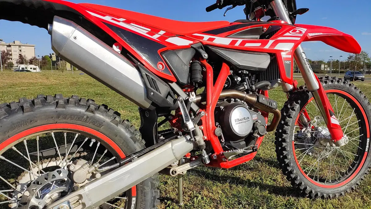 Beta 125 RR 4t Enduro e Motard TEST 2021: motore a fasatura variabile! (3)