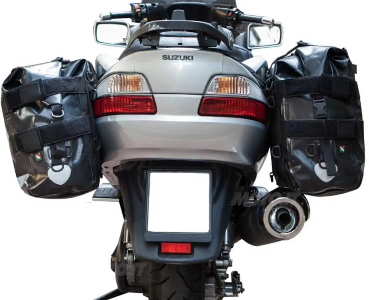 Amphibious Motobag: set di borse laterali per moto e scooter (2)