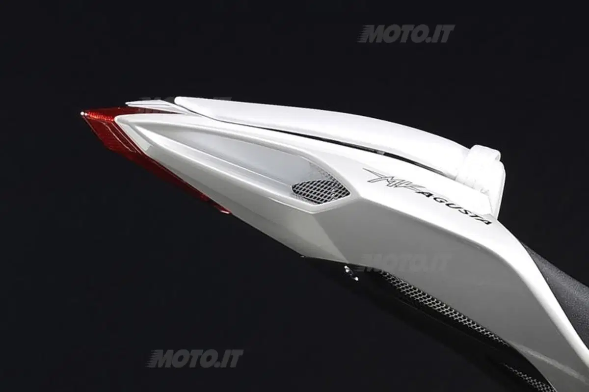 MV Agusta F3 800, foto e prezzo (4)