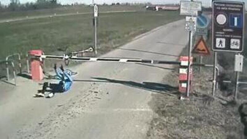 Bike crash: il ciclista distratto e la sbarra che non si &egrave; spostata [VIDEO VIRALE]