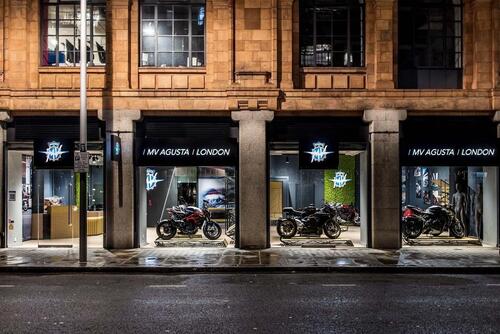 MV Agusta Dragster London. La Special per celebrare il nuovo store (3)