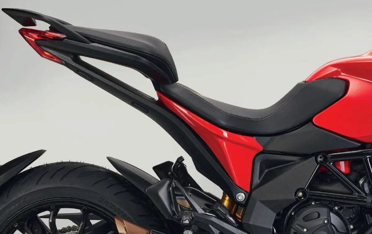 MV Agusta Turismo Veloce 2021: quattro le versioni. Dati e prezzi (7)
