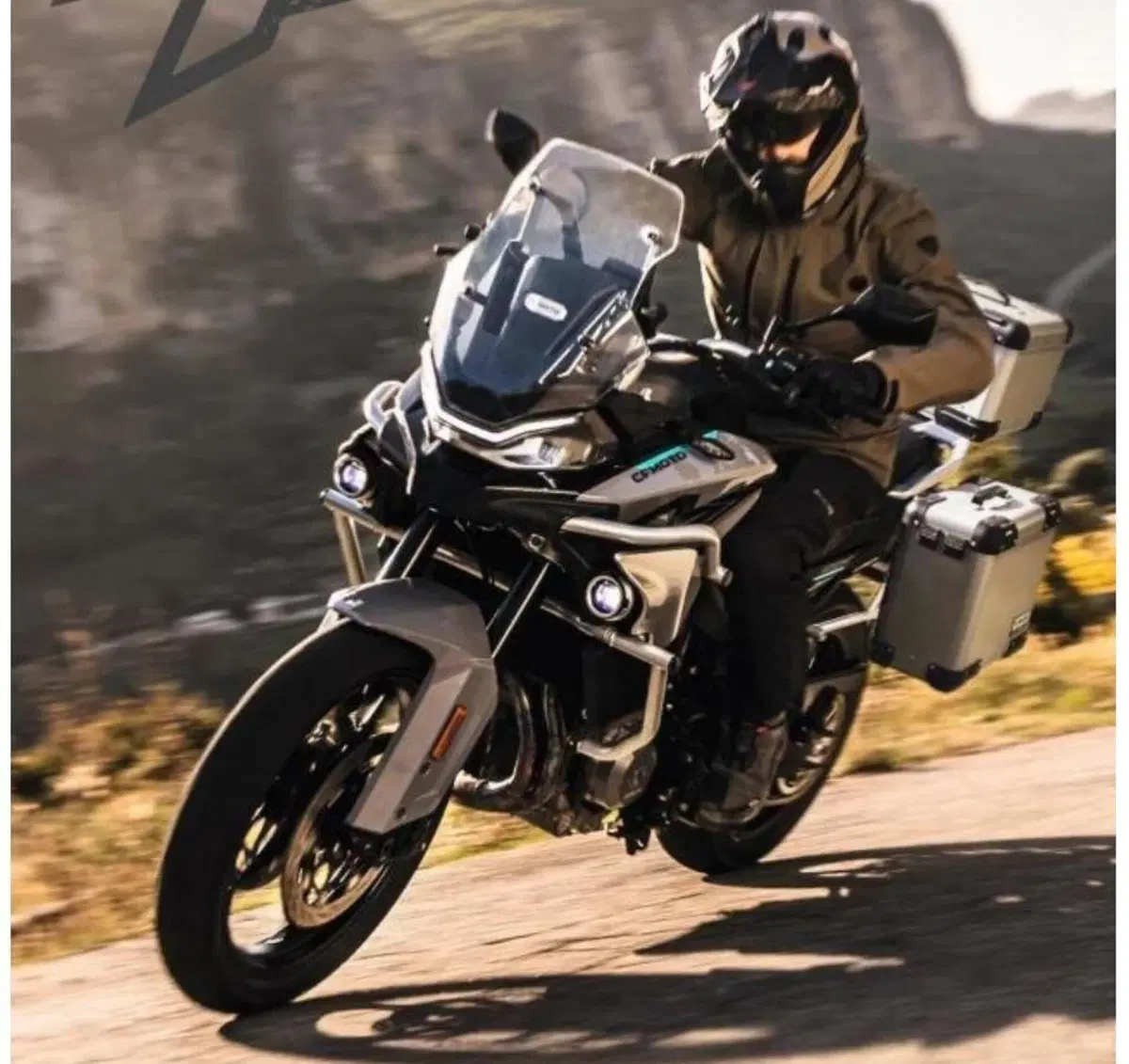 CFMoto 800MT. L'Adventure, con motore KTM, svelata con foto e dati (9)