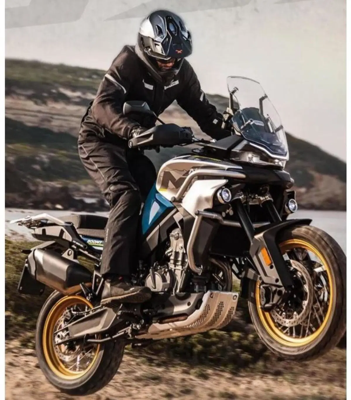 CFMoto 800MT. L'Adventure, con motore KTM, svelata con foto e dati (10)