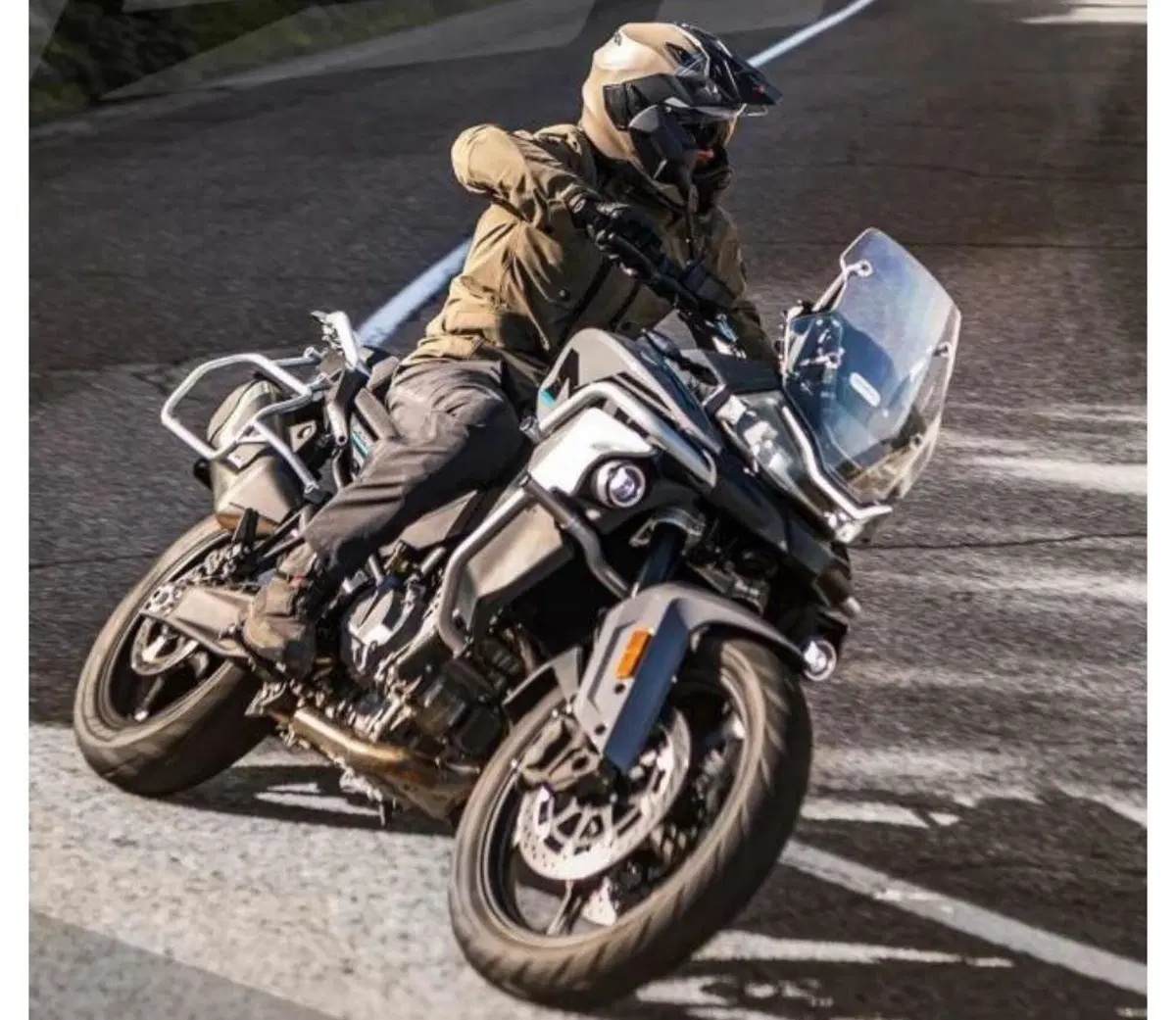 CFMoto 800MT. L'Adventure, con motore KTM, svelata con foto e dati