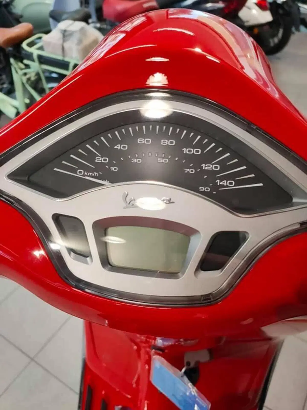 Vespa Primavera 125 RED (2021 - 24) (3)