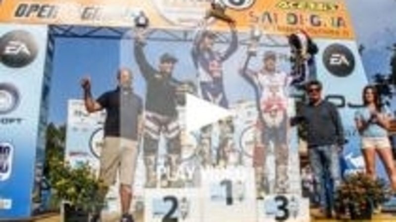 Sardegna Rally Race. Vince Marc Coma (KTM). Composizione del podio al fotofinish