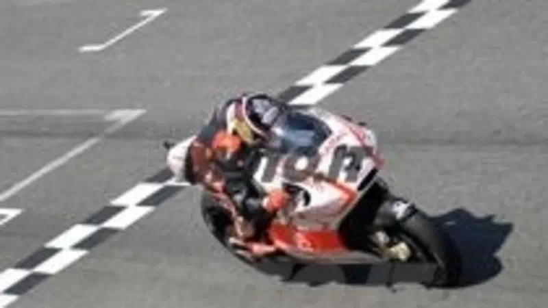 Test Ducati MotoGP. Biaggi "a scuola" al Mugello