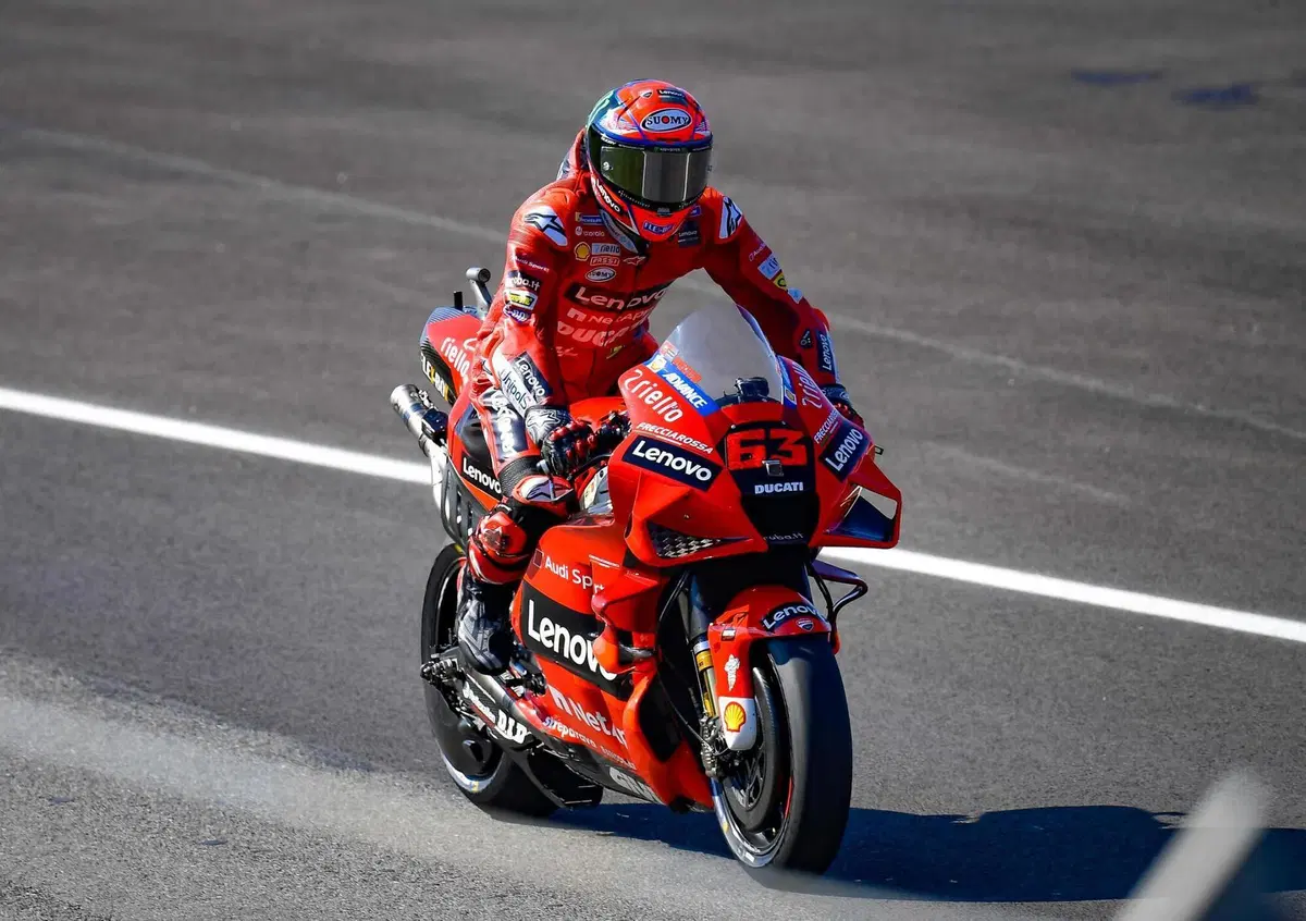 MotoGP. GP del Portogallo a Portimao. Francesco Bagnaia: "Impossibile vedere le bandiere gialle"