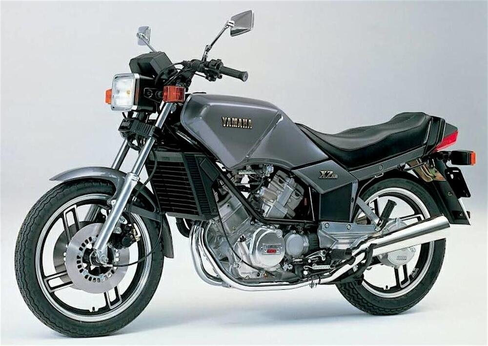 Quando ha fatto la sua comparsa, la Yamaha XZ 550 poteva essere considerata a ragione un vero concentrato di tecnologia. Purtroppo tante novit&agrave; tutte assieme forse sono controproducenti. E poi non erano in pochi a pensare che questa moto fosse decisamente brutta. Forse non avevano tutti i torti&hellip; Questo modello &egrave; comunque rimasto in produzione per due anni soltanto