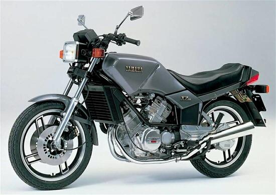 Quando ha fatto la sua comparsa, la Yamaha XZ 550 poteva essere considerata a ragione un vero concentrato di tecnologia. Purtroppo tante novità tutte assieme forse sono controproducenti. E poi non erano in pochi a pensare che questa moto fosse decisamente brutta. Forse non avevano tutti i torti… Questo modello è comunque rimasto in produzione per due anni soltanto