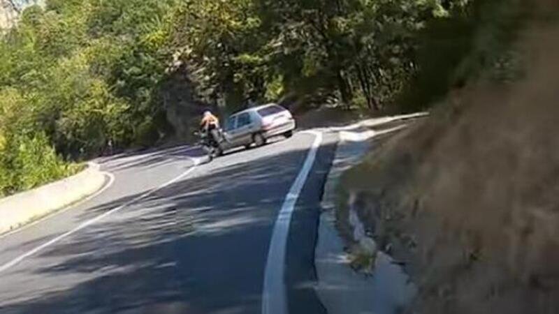 L&rsquo;utilitaria taglia la strada alla moto: l&rsquo;agghiacciante schianto con la Suzuki GSX-R 1000 [VIDEO]