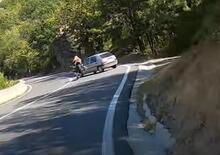 L’utilitaria taglia la strada alla moto: l’agghiacciante schianto con la Suzuki GSX-R 1000 [VIDEO]