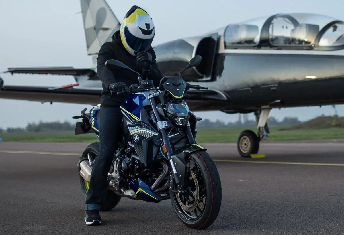 BMW F 900 R Force: serie limitata dedicata all'aviazione