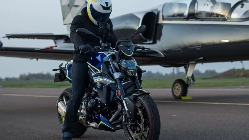 BMW F 900 R Force: serie limitata dedicata all'aviazione