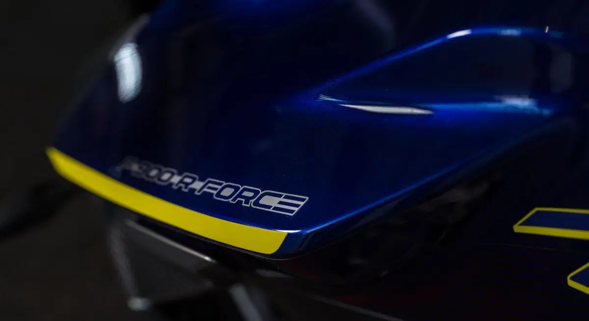 BMW F 900 R Force: serie limitata dedicata all'aviazione (4)