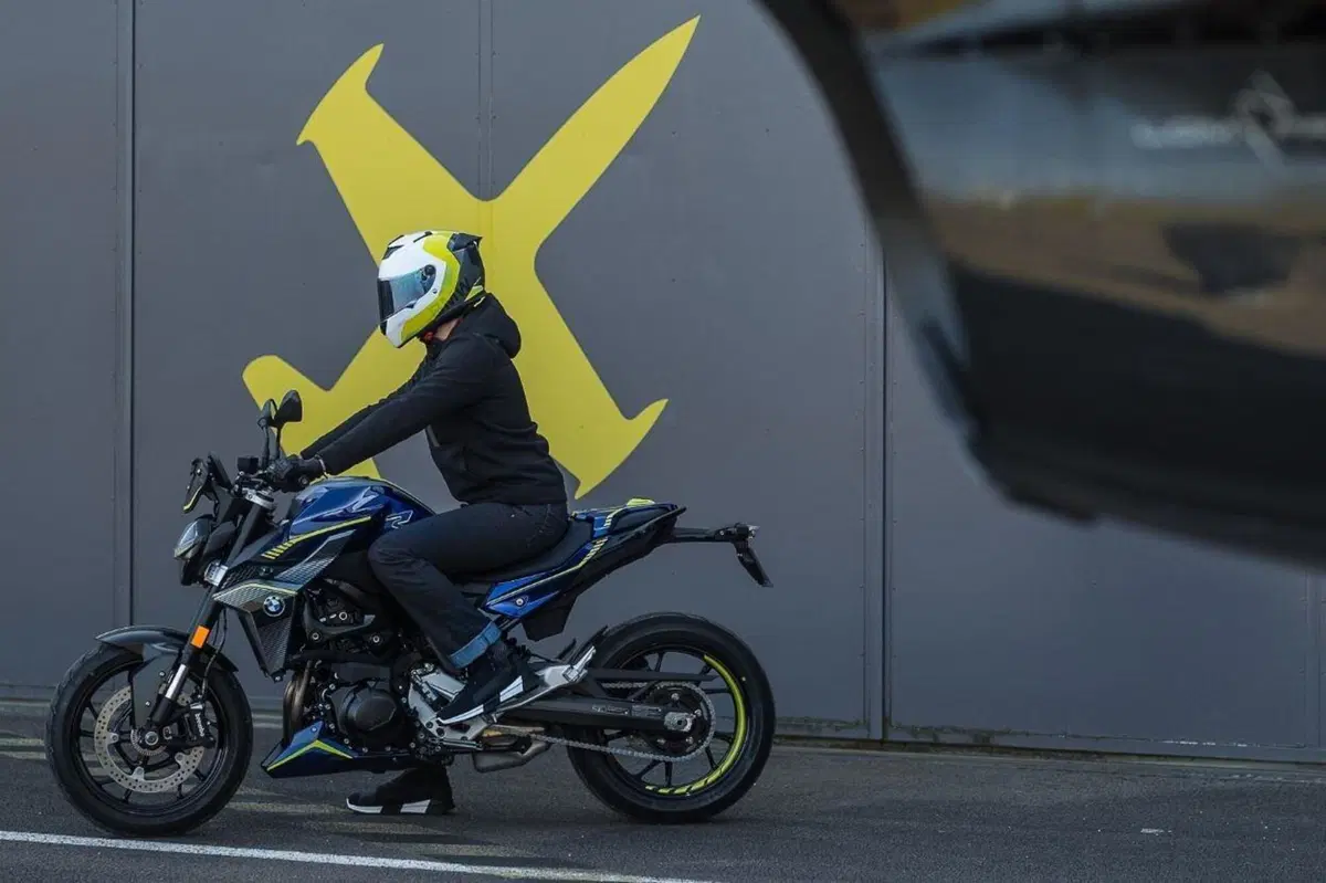 BMW F 900 R Force: serie limitata dedicata all'aviazione (3)