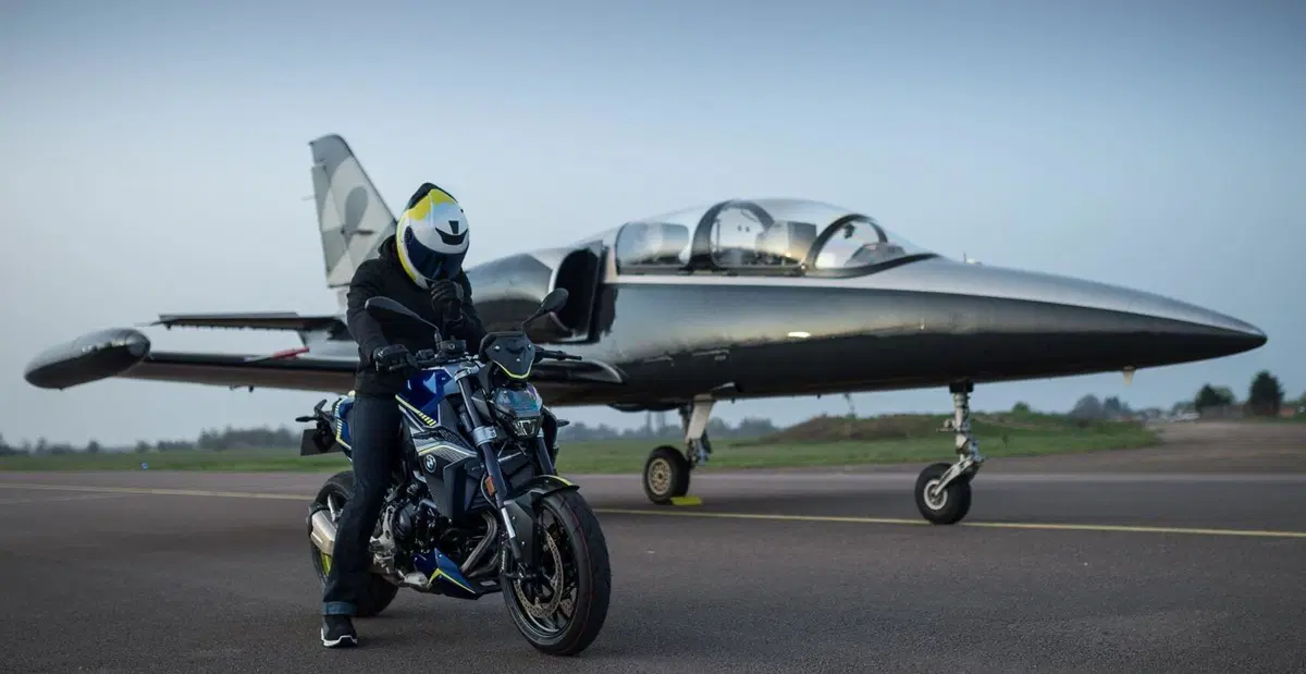 BMW F 900 R Force: serie limitata dedicata all'aviazione (7)