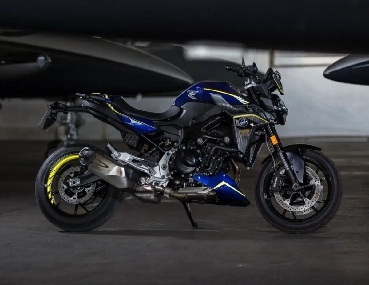 BMW F 900 R Force: serie limitata dedicata all'aviazione (8)