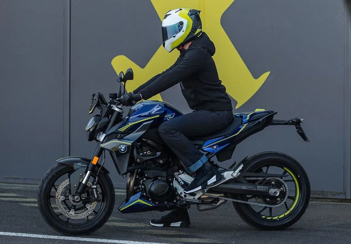 BMW F 900 R Force: serie limitata dedicata all'aviazione (6)