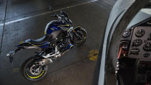 BMW F 900 R Force: serie limitata dedicata all'aviazione (5)