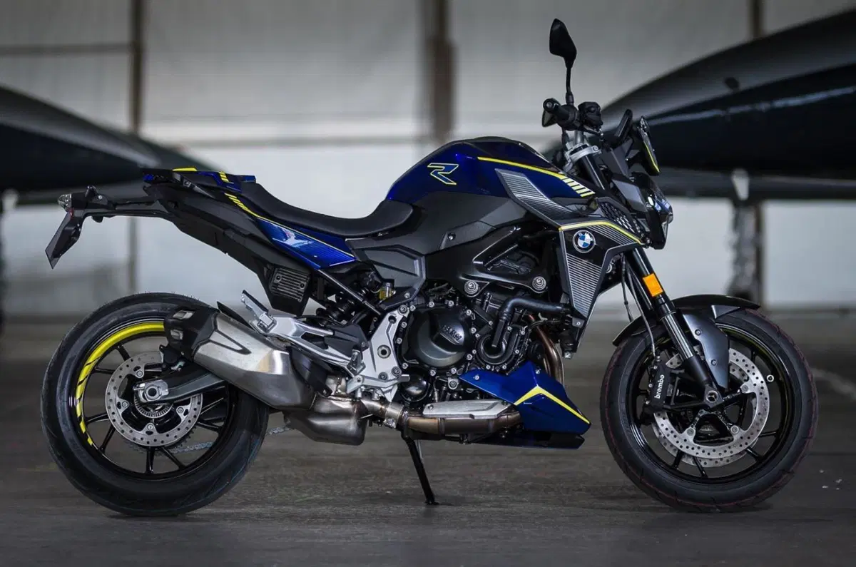 BMW F 900 R Force: serie limitata dedicata all'aviazione