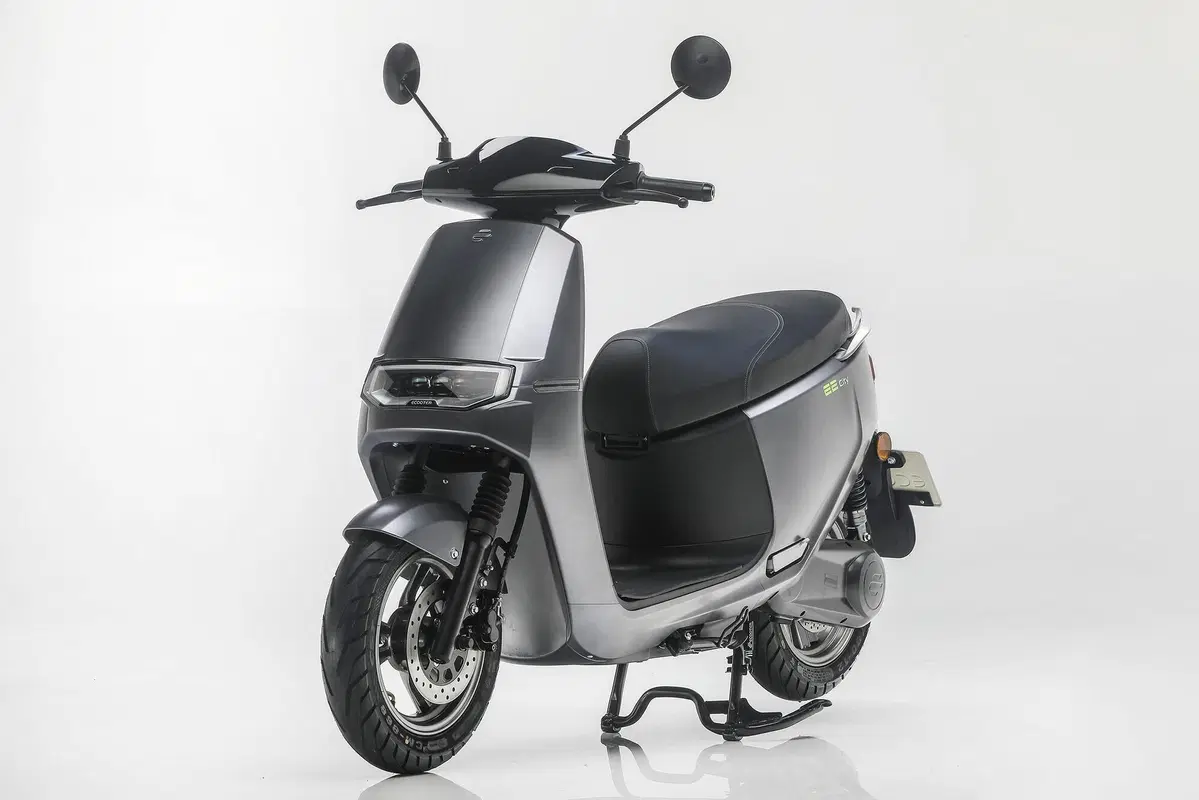 Italy2Volt lancia sul mercato italiano gli scooter elettrici Ecooter E2  (10)