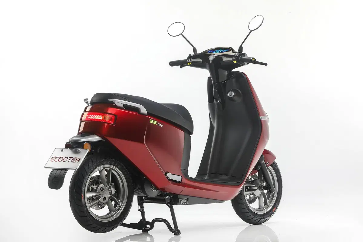 Italy2Volt lancia sul mercato italiano gli scooter elettrici Ecooter E2  (22)