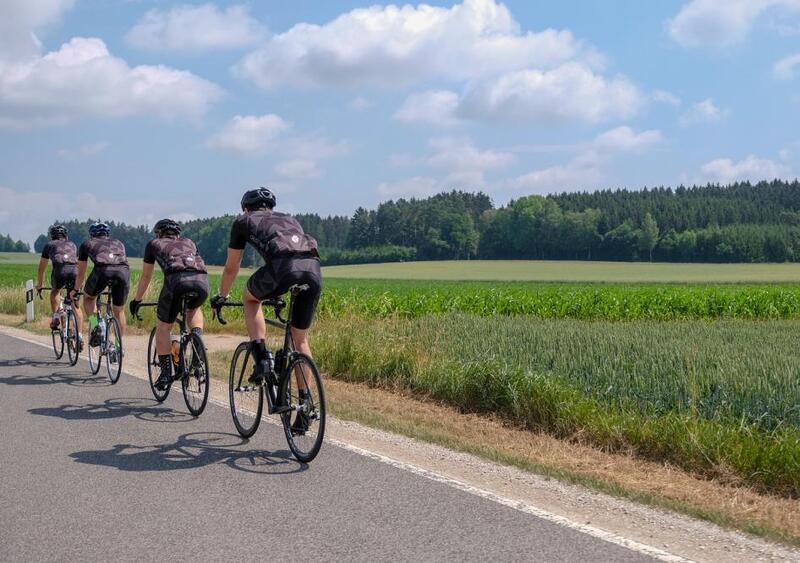 Agguato ai ciclisti: affiancati da un&rsquo;auto e presi a spinte e schiaffi dal finestrino