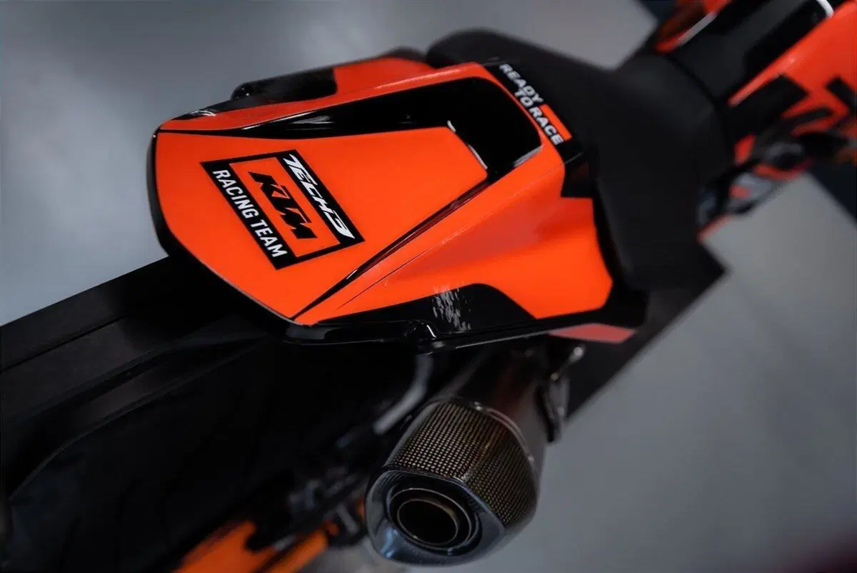 KTM 890 Duke Black Tech3 Limited Edition. Aria di MotoGP (3)