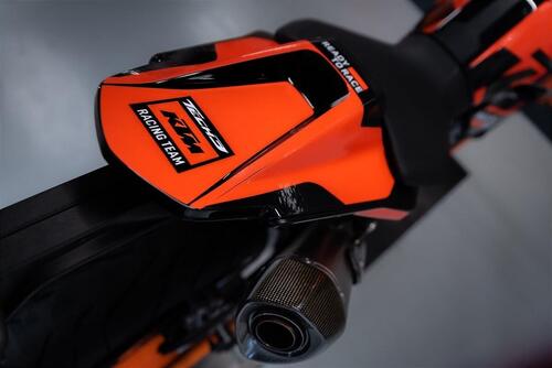 KTM 890 Duke Black Tech3 Limited Edition. Aria di MotoGP (3)