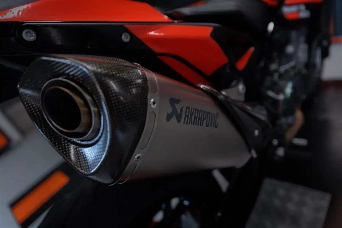 KTM 890 Duke Black Tech3 Limited Edition. Aria di MotoGP (2)