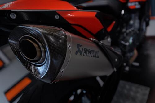 KTM 890 Duke Black Tech3 Limited Edition. Aria di MotoGP (2)