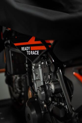 KTM 890 Duke Black Tech3 Limited Edition. Aria di MotoGP (4)