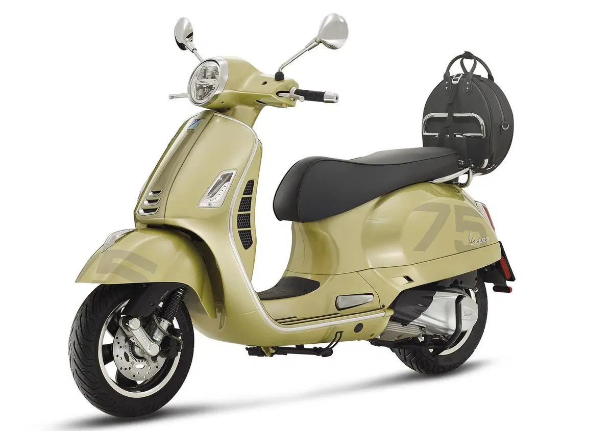 Una GTS 300 celebra i 19 milioni di Vespa. Una storia lunga 75 anni