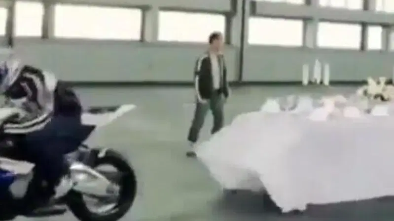 La BMW S1000RR sparecchia anche la tavola [VIDEO VIRALE]