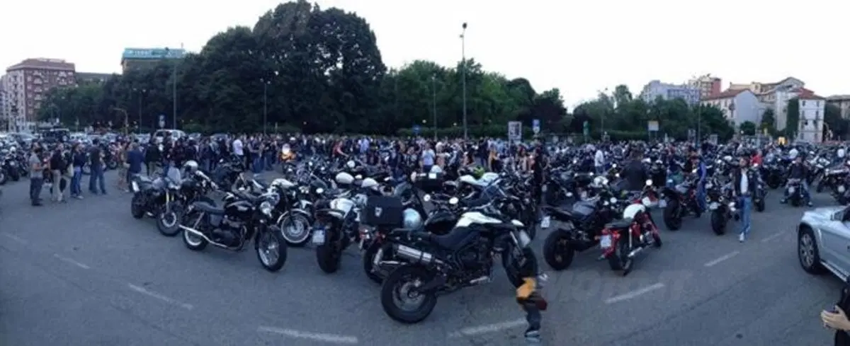 Trecento Triumph accendono la notte di Milano
