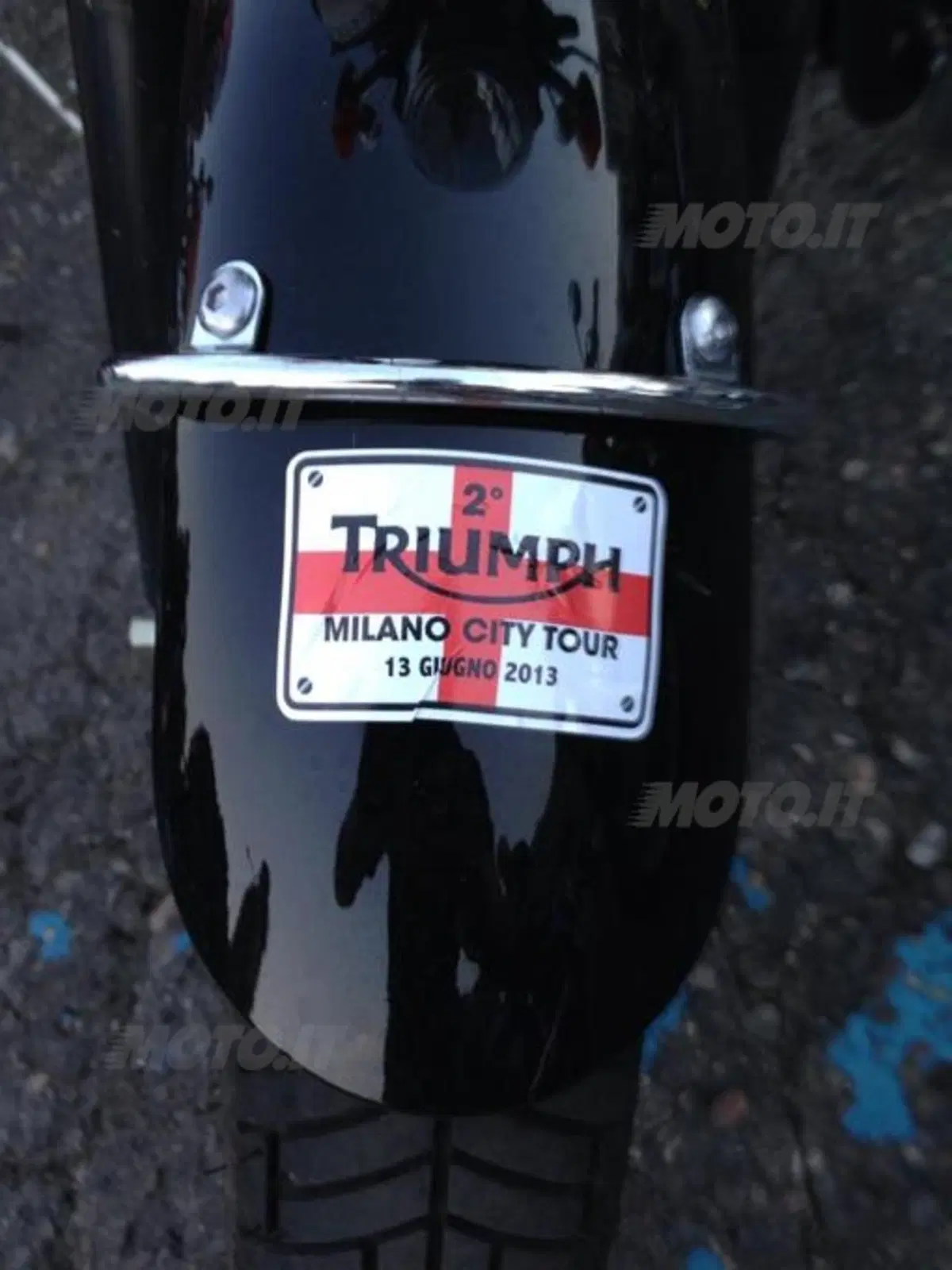 Trecento Triumph accendono la notte di Milano (2)