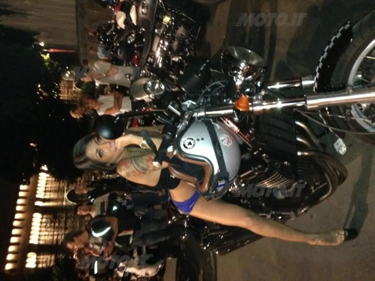 Trecento Triumph accendono la notte di Milano (3)