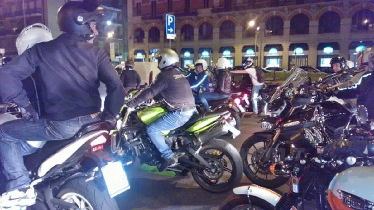 Trecento Triumph accendono la notte di Milano (5)