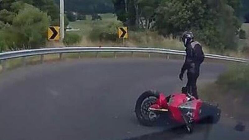 Il pick-up col rimorchio stringe la curva e (come sempre) ci rimette il motociclista [VIDEO]