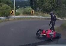 Il pick-up col rimorchio stringe la curva e (come sempre) ci rimette il motociclista [VIDEO]