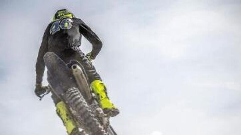 MotoGP: Valentino Rossi in volo con la moto da cross&hellip; Verso Jerez e le decisioni difficili 